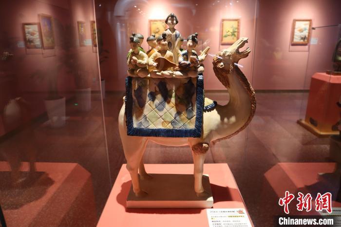 馆内展出的巧克力“三彩载乐骆驼俑”。 李一璠 摄