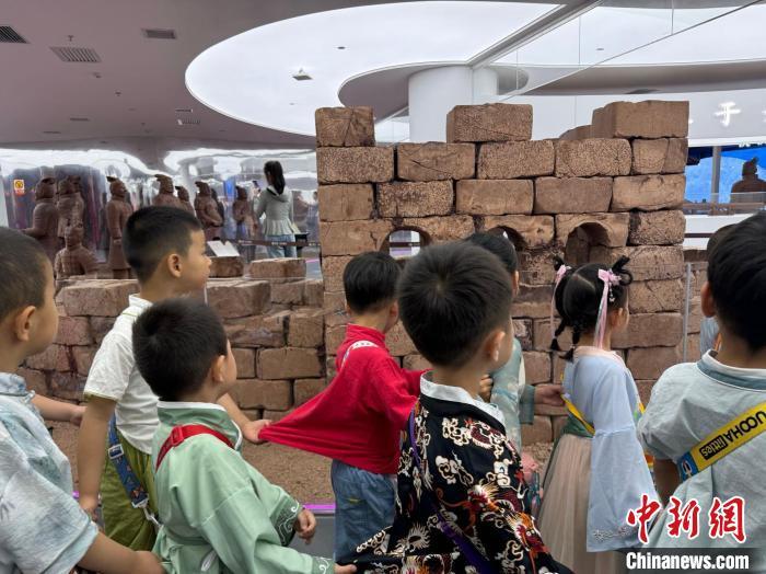 一研学团队的孩童们正在观察巧克力“城墙”。 李一璠 摄
