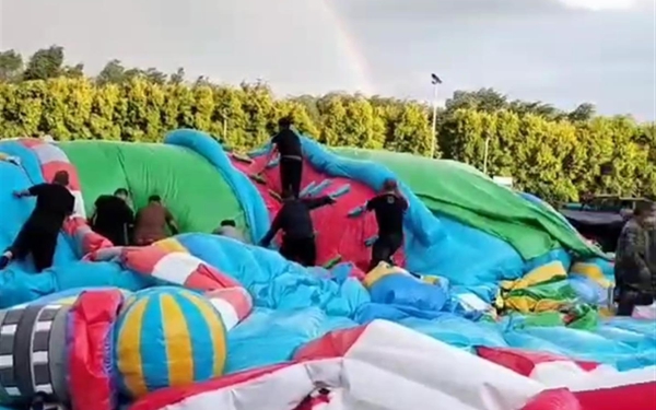 辽阳一充气城堡被吹翻致8名儿童受伤 当地：突发强对流天气所致