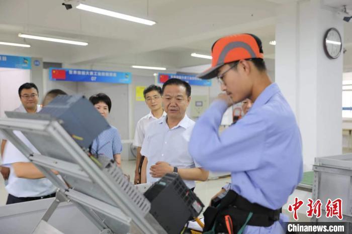 2023年8月,陕西省人社部门正在调研陕西选手备战第二届全国职业技能大赛情况。陕西省人社厅供图