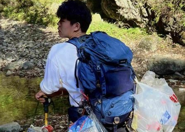 登山杖“串”起废弃塑料瓶 00后小伙“迷”上秦岭中捡垃圾