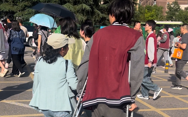 华商头条|奔跑出考场的你、拄着双拐参加高考的你 都很帅！