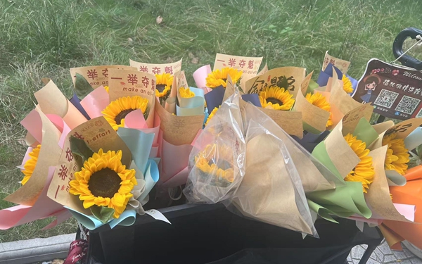 考场新经济 考点附近“一举夺魁”花束热卖