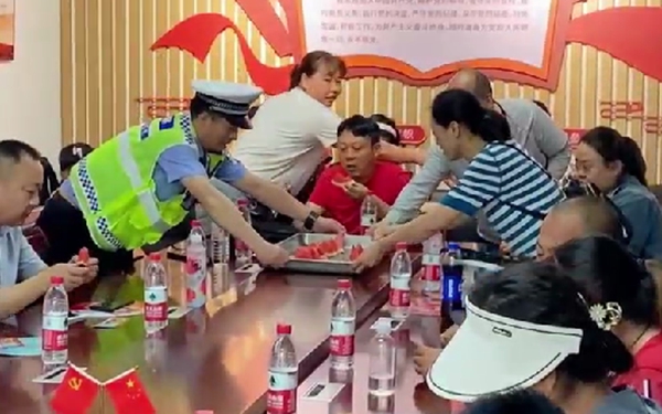 华商头条|夏日炎炎，长安交警邀请候考家长进入会客厅，送上夏日清凉