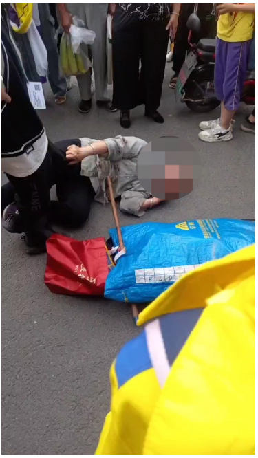 华商头条|网传“拾荒老人碰瓷倒地讹人” 四川遂宁警方：不实 确系被小学生撞倒