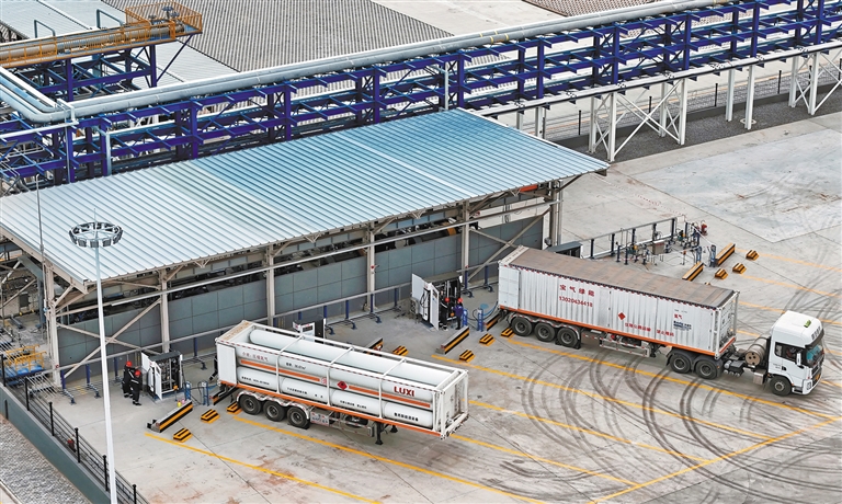 重型卡车在榆林华秦氢能产业园试运行的装车场地加氢(5月27日摄).