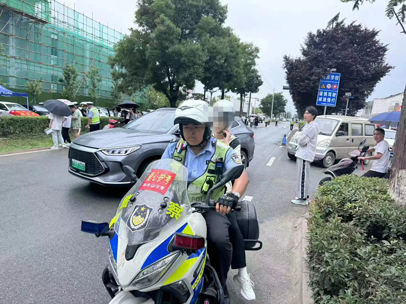 华商头条|直击2024陕西高考|考生忘带准考证 铁骑民警10分钟取回