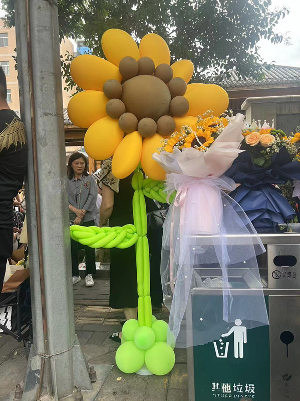 “有趣的灵魂”准备的礼物也很有趣 一对父母给孩子准备了巨型卡通气球向日葵