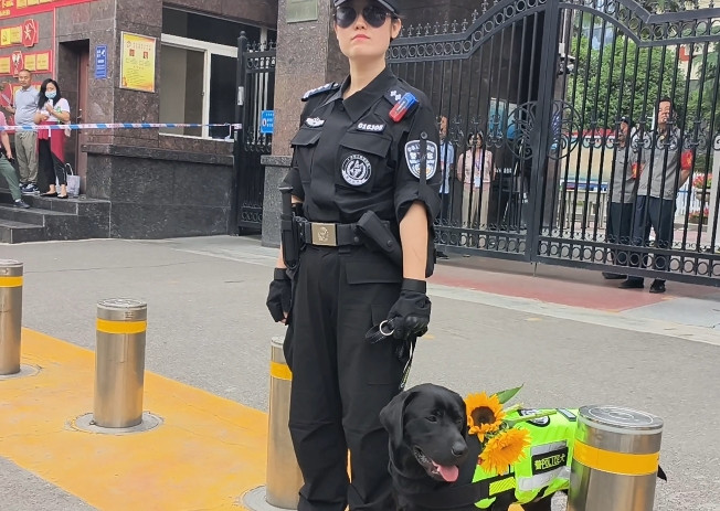 警犬护考，一举夺“葵”，为考生带来考运“旺旺旺”