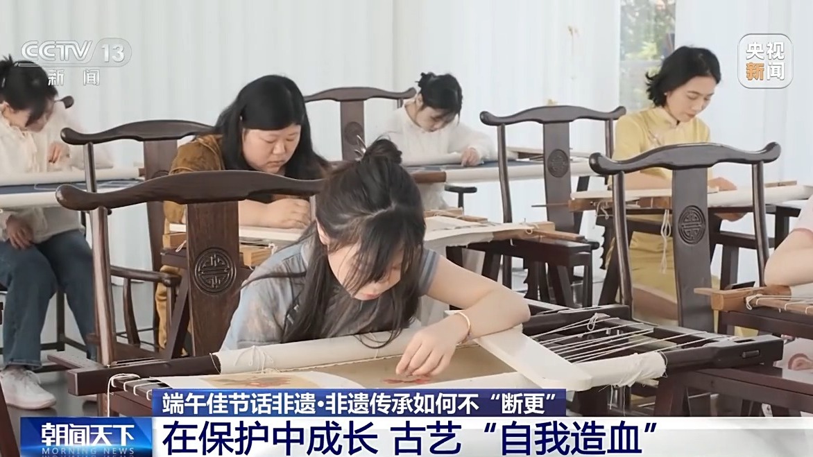 顾绣传承人 钱月芳:保持传统针法,我们现在做耳环,胸针,还有项链,就把