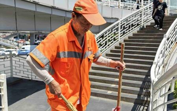 小寨地表温度达55℃！ 街头环卫工、执勤交警、外卖小哥的身影