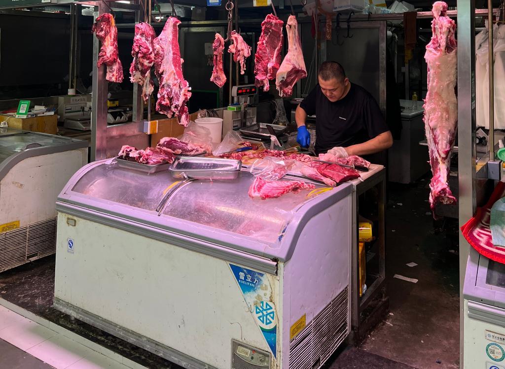 图为北京牛街一家牛肉商铺(6月12日摄)。 新华社记者韩佳诺
