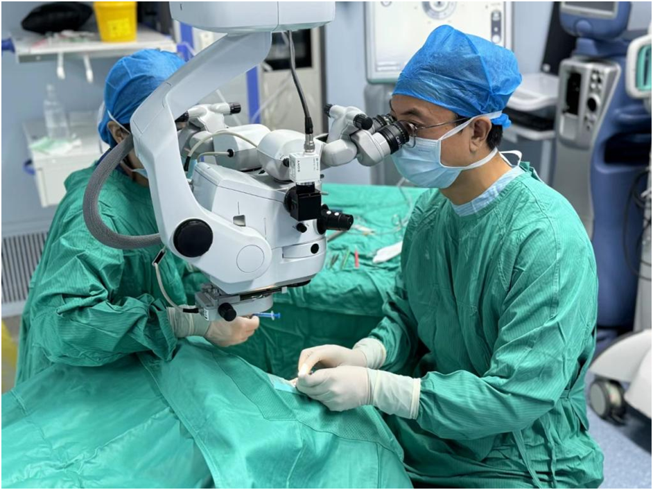 华商头条|西安交大二附院眼科完成全国首批全视觉散光矫正型三焦点人工晶体植入术