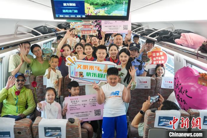 图为G520次列车乘客与工作人员合影。　师润润 摄