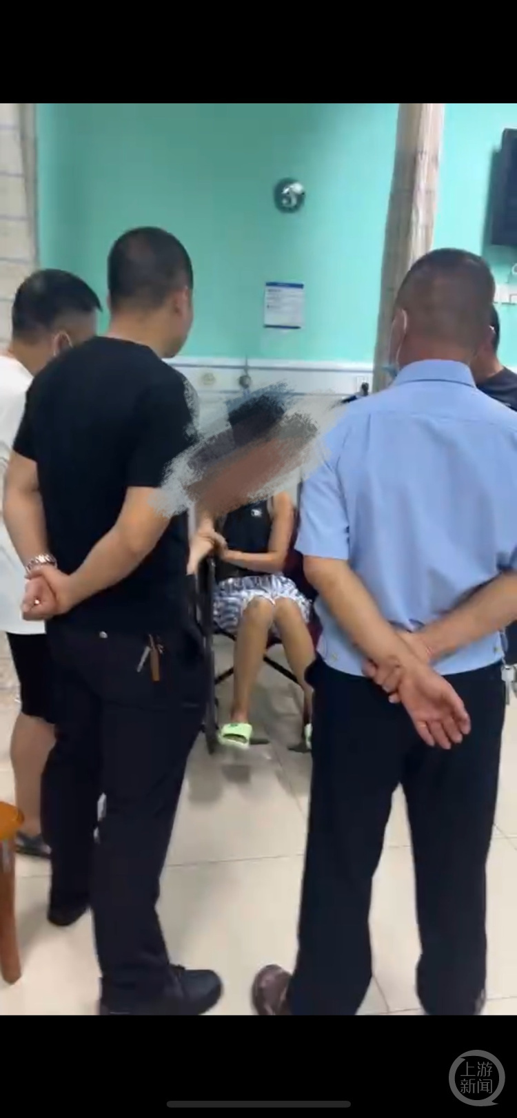 相关部门工作人员在医院对游客进行了问询。