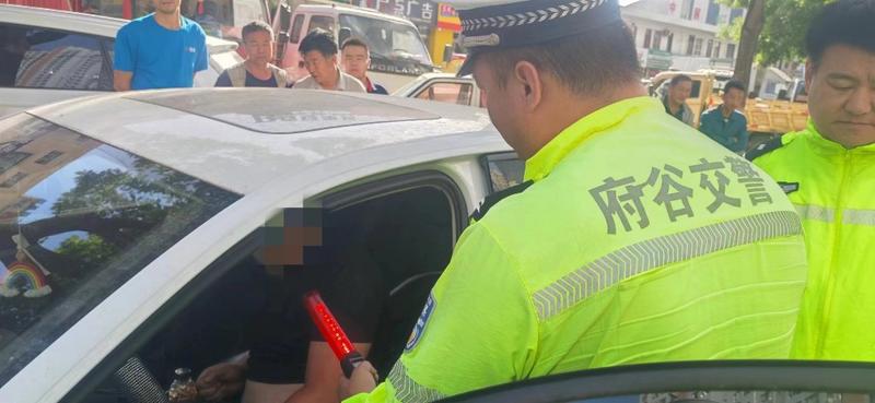男子车停路边睡觉 民警一查是酒驾