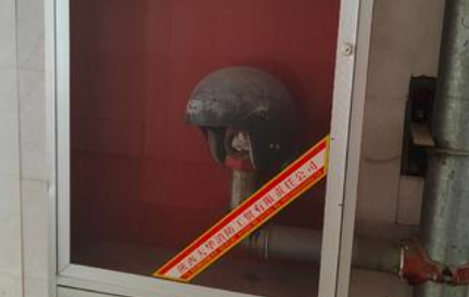 小8跑街丨西安中环国际城南区公区设施损坏 消防箱里放头盔