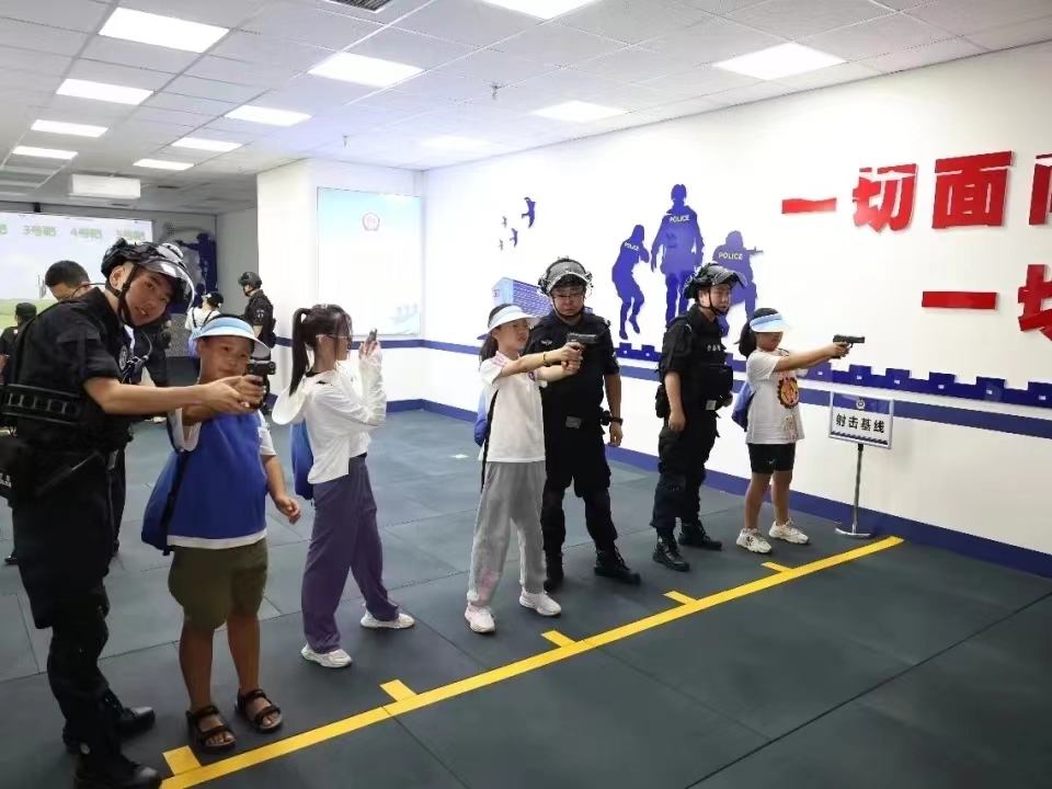 警彩少年进警营 感受别样“警彩”