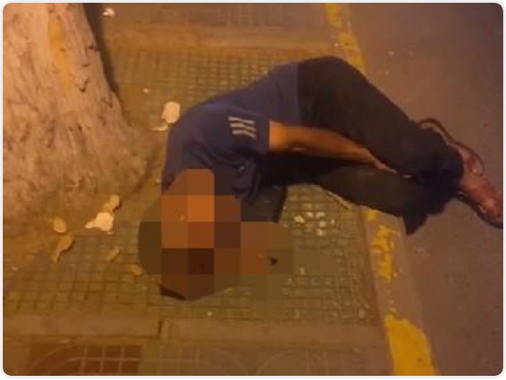 凌晨男子醉卧路边 热心的哥送其回家