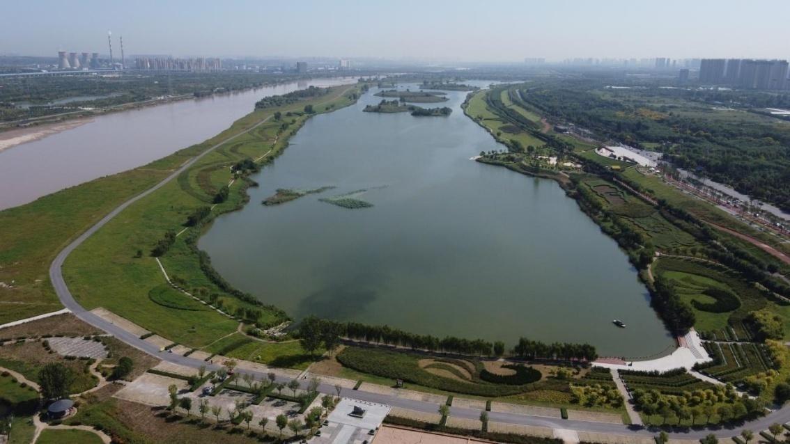西安湖全景。 资料图片