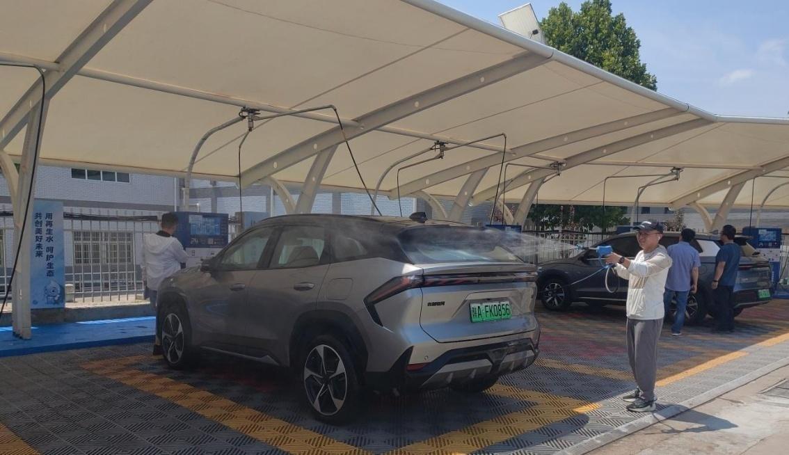 再生水城市杂用项目——洗车。记者张丹华 摄