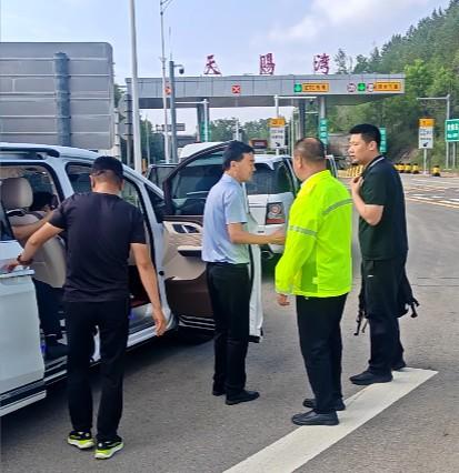 外地车辆突发故障 高速收费站周到服务暖人心