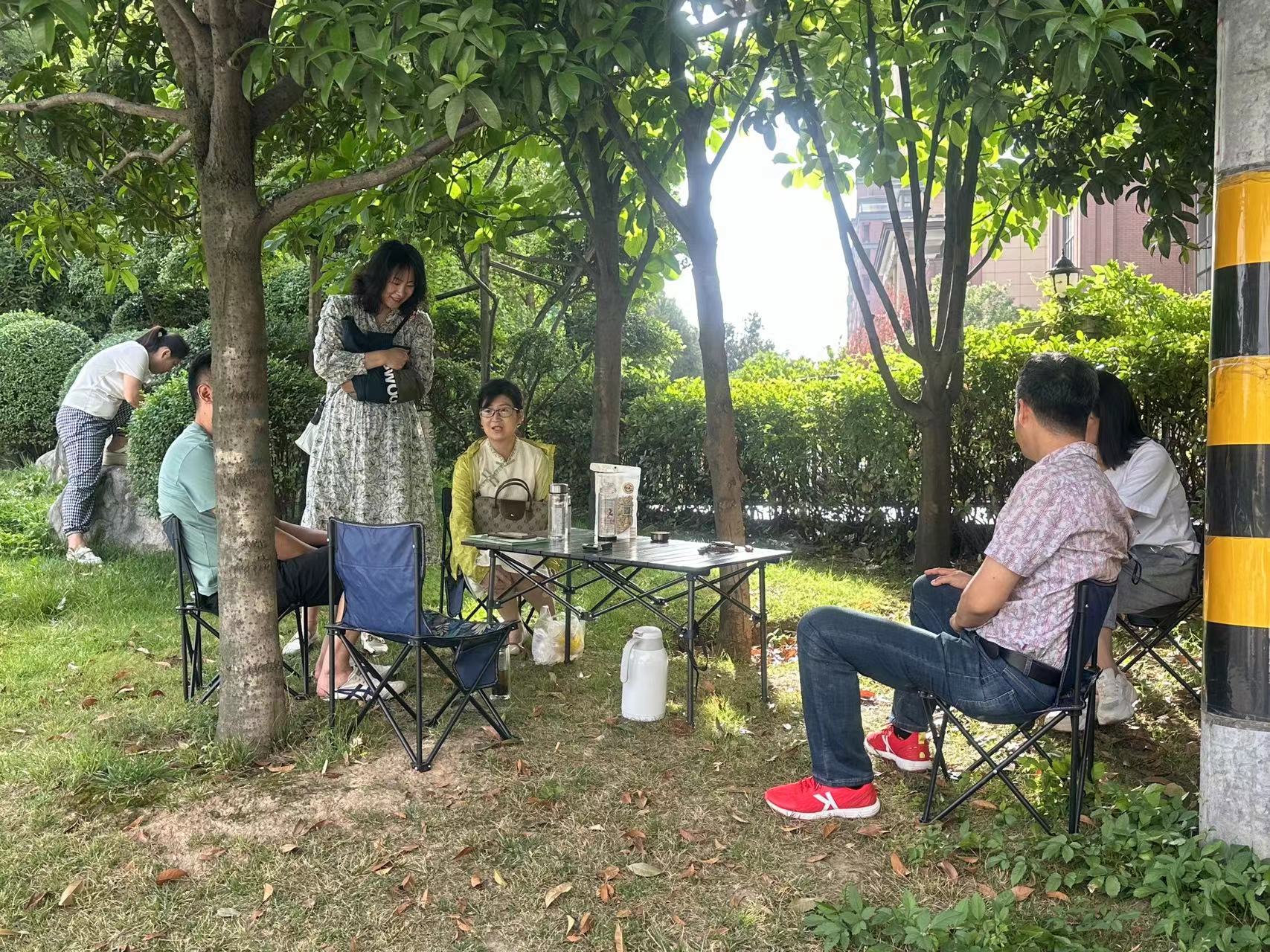 华商头条|直击中考|西安曲江二中考点 家长6点50分就支起露营桌 边等娃边喝茶聊天