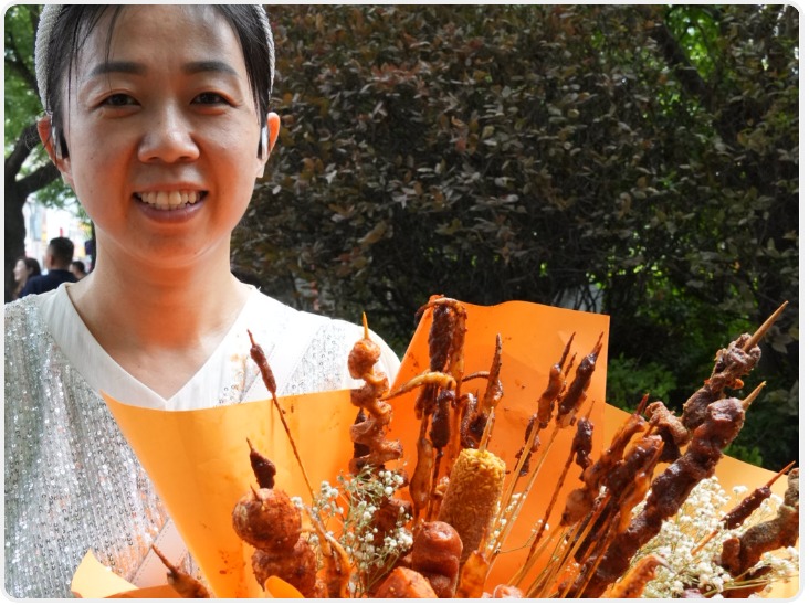 2024西安中考|育才中学考点外 考生家长送孩子“烧烤花束”鼓舞士气