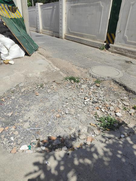 小8跑街|西安高阳里道路坑洼破损严重 居民出行受到影响