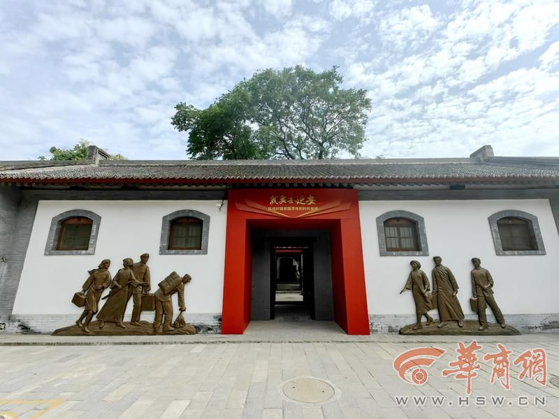 浮雕《爱国青年云集西安七贤庄》.jpg