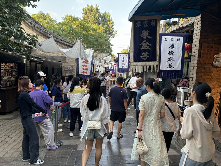 礼泉县袁家村游人如织。 人民网 吴德锋 摄