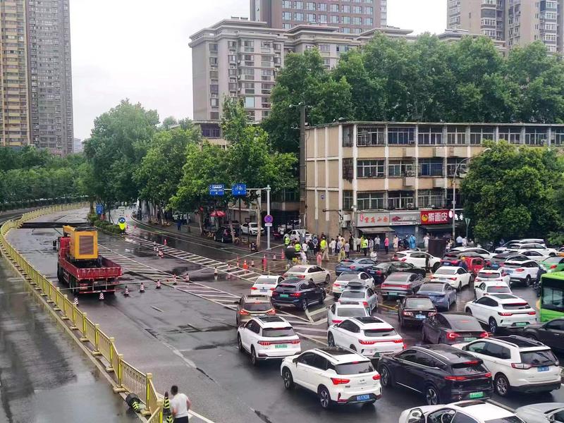 路面塌陷 西安城西部分路段交通管制