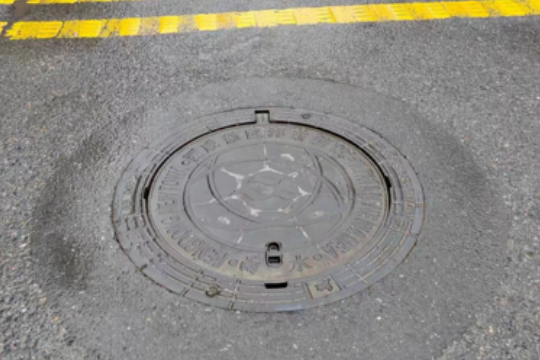 小8跑街丨西咸新区安泰路井盖“哐当”响了快一月  周边居民苦恼不已