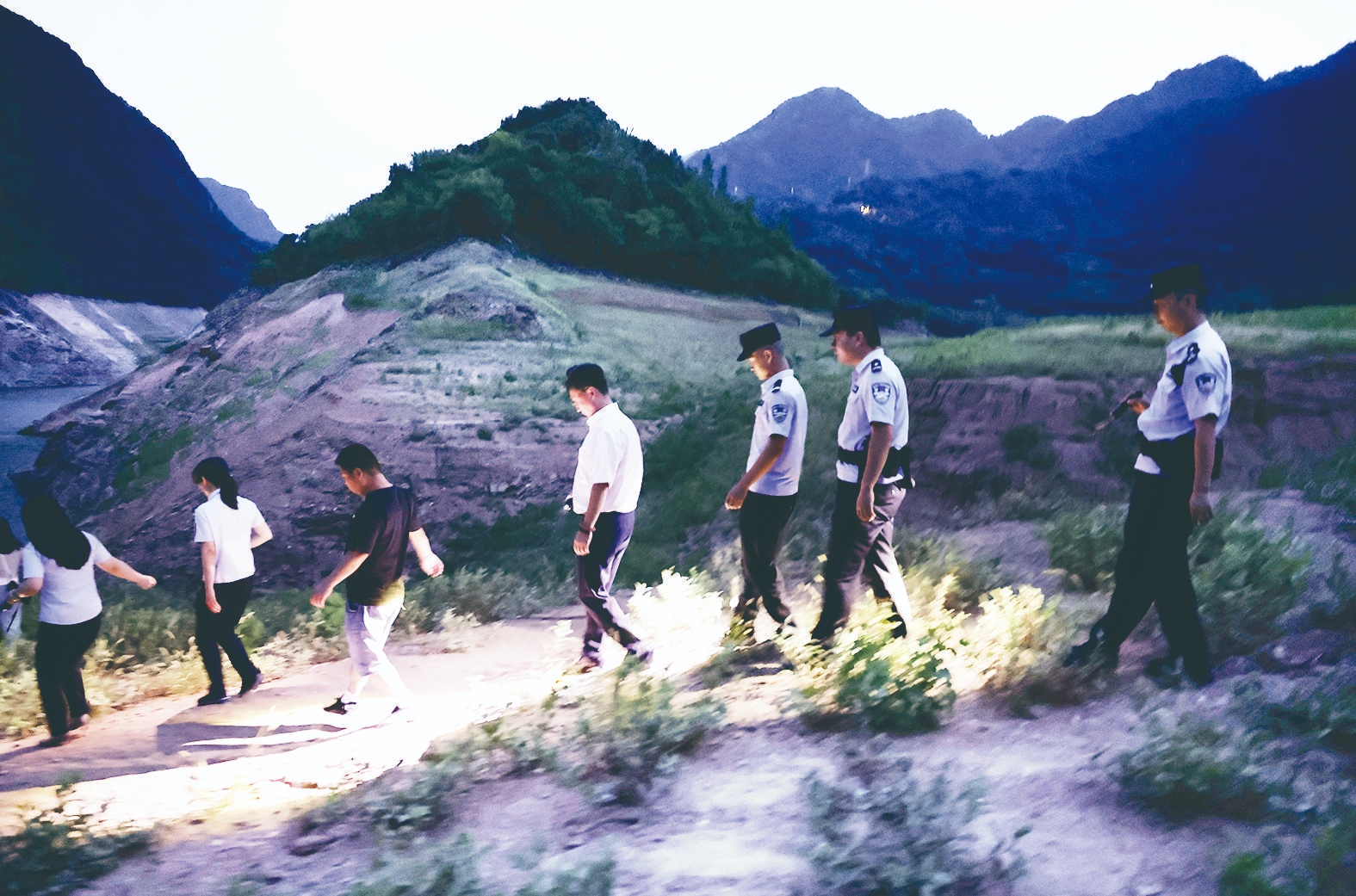 5人在黑河水源地违法垂钓 西安开出违法垂钓首张个人罚单