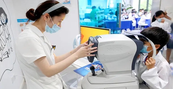 华商头条|暑期又迎“摘镜潮” 这些事项要注意