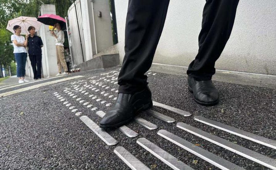 西安雁翔路此处人行道改造后太滑了 多人经过时摔伤
