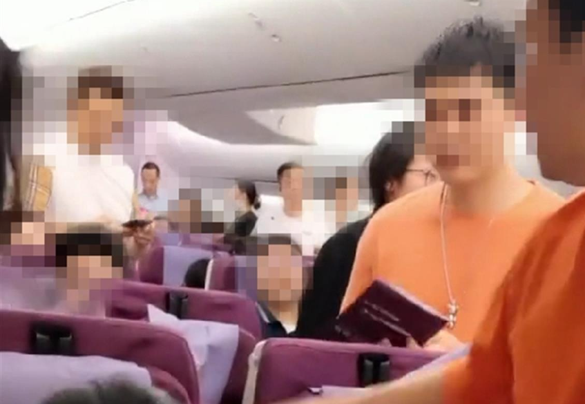 航班延误未开空调 旅客滞留机舱致中暑？吉祥航空回应