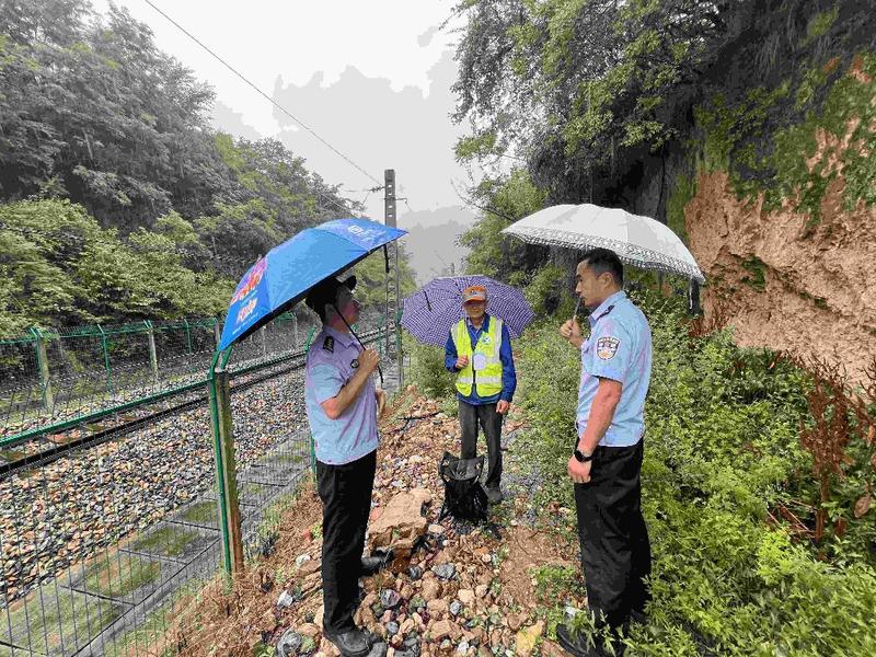 重拳出击 守护当“夏” 西安铁警扎实开展夏季治安打击整治行动