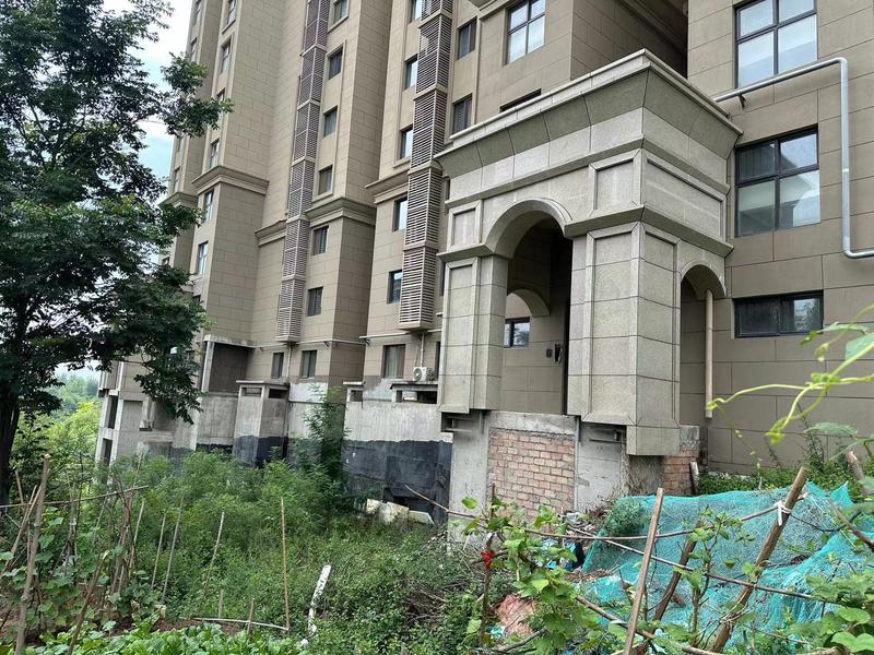 阳光100阿尔勒业主入住多年 入户门门口还是十几米大坑