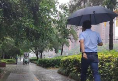 小8跑街丨明光路这段绿化带树枝低垂 西安城管经开大队表示将适时修剪