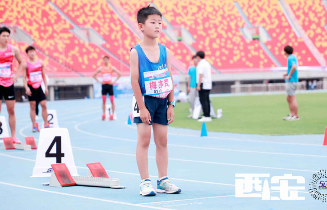 西安8岁小孩哥勇闯“U18 400米赛” 网友直呼“强大”