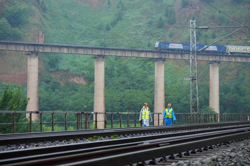 西安工务段观云、追雨、盯图 确保本轮强降雨中安全万无一失