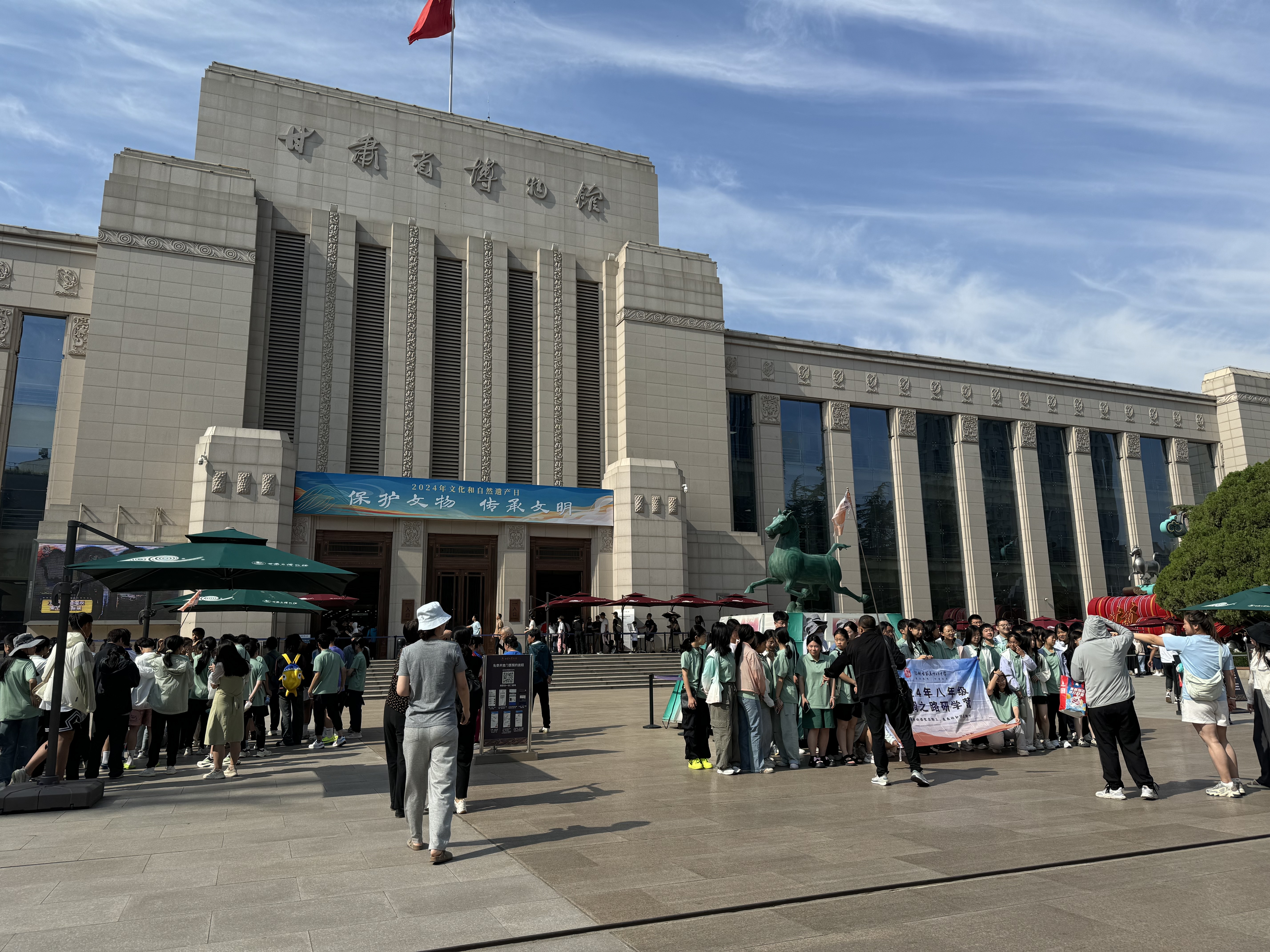 暑期旅游博物馆热得发烫:门票"一票难求" 广场上站满了研学团