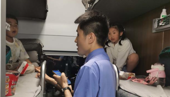 “小黄鸭”争当文明小天使 列车长一路陪伴并点赞