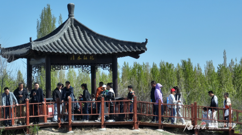 游客在村里的观景台赏景。杨振宇摄