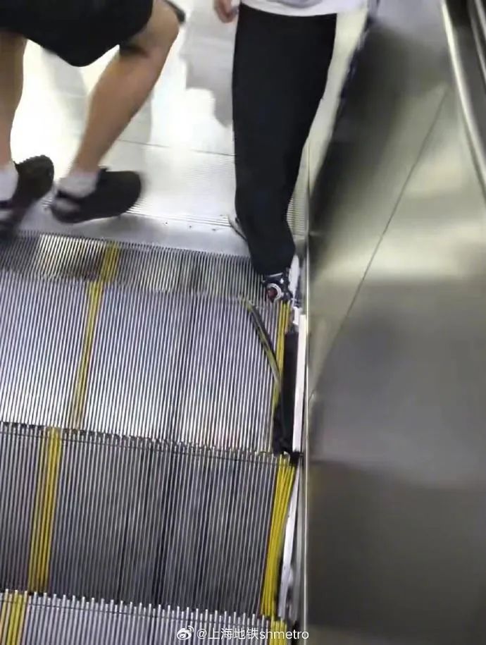 华商头条|男童坐扶梯被夹脚扶梯当场变形 上海地铁深夜通报