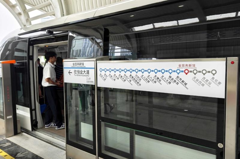 华商记者实地探访：坐西安云巴赏空中美景  市民扎堆试乘体验 