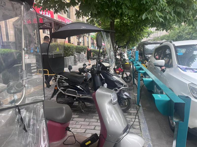 长兴园湖曲小区物业为啥能将电动车充电桩安在大街的人行道上 执法部门：如确无手续将要求限期拆除