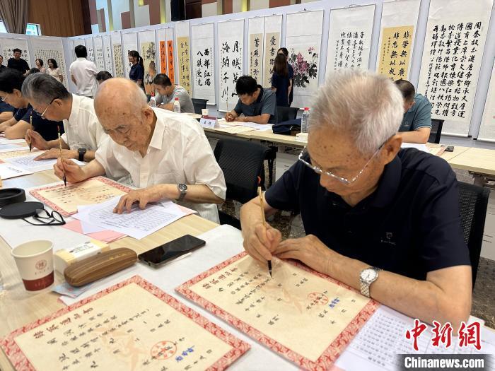 图为陕西师范大学老教授毛笔书写录取通知书。 梅镱泷 摄