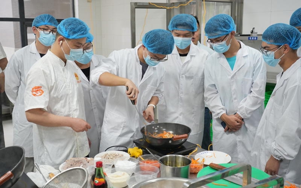 体验从一粒种到佳肴全过程 西安电子科技大学“蔬菜种植”课受欢迎